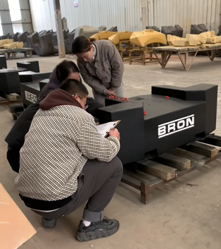 La visite d'un client appartenant à l'État renforce les normes de test des contrepoids