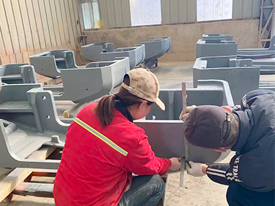 Relever les défis de l'industrie ! Zunhua Shengjian Fanrong Machinery résout avec succès les problèmes concernant l'ajustement de la courbure du contrepoids de l'excavatrice et la précision de la surface de montage